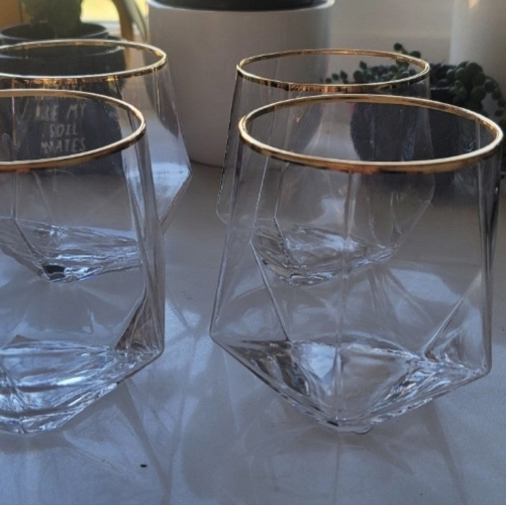 Gold rim wine glass ser of 4 - Picture 4 of 4